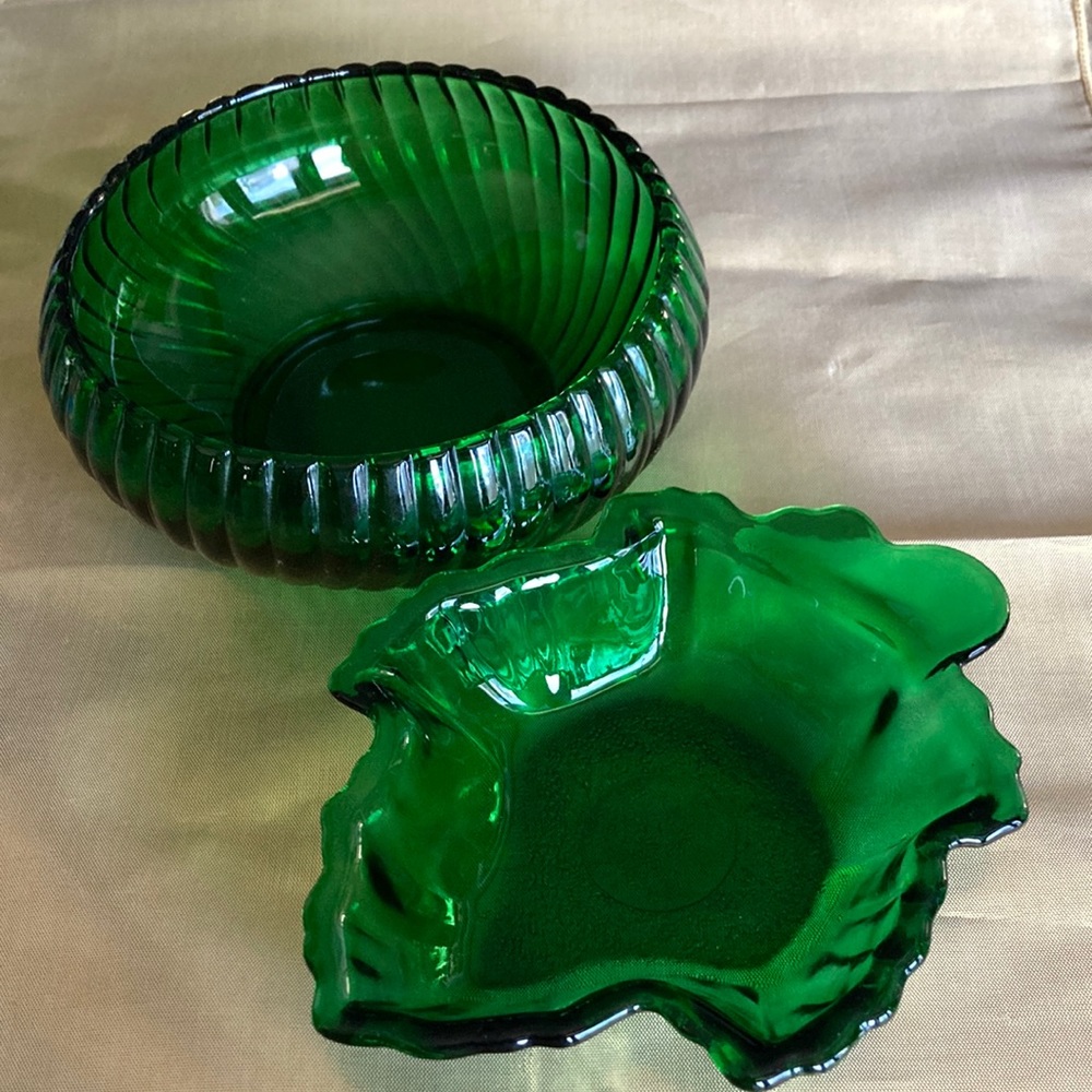 Vtg. green rd/swirl design  bowl & leaf shaped bowl. Size in pics.        $10